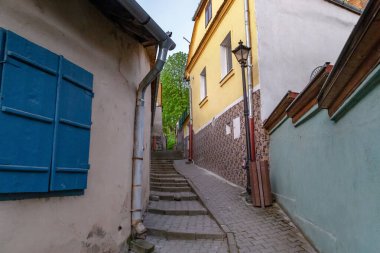 SIGHISOARA, ROMANIA - 2 Mayıs 2023: Bu eski şehrin kalenin kale duvarlarına açılan dar yaya geçitlerinden biri.