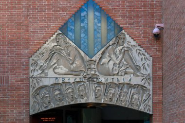 BARCELONA, SPAIN - 10 Mayıs 2017: Bu Katalan Müzik Sarayı 'ndaki koro topluluğunun girişi stilize edilmiş bir lunet.