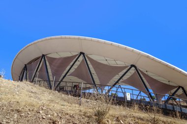GOBEKLI TEPE, TURKEY - 8 Ekim 2020: Bu antik tapınak kompleksinin arkeolojik alanının üzerinde bir çadır.