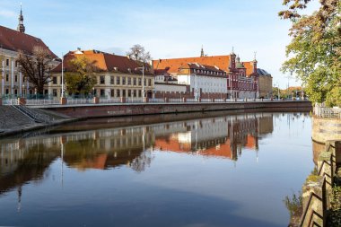 WROCLAW, POLAND - 4 Kasım 2023 Oder Nehri ve Grodzka seti manzarası