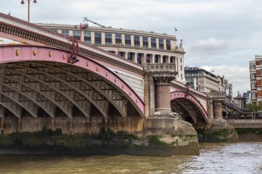 LONDON, GREAT BRITAIN - 20 Mayıs 2014: Bu yol ve yaya Blackfrairs Köprüsü Thames üzerinden Londra 'dan Southwark' a.