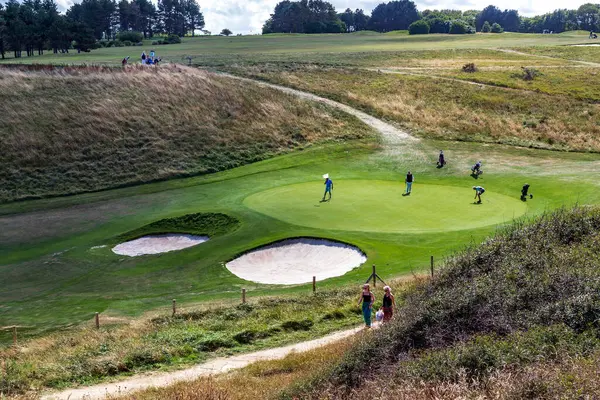 ETRETAT, FRANCE - 1 Eylül 2019 Bunlar golf sahasındaki tanımlanamayan oyuncular..