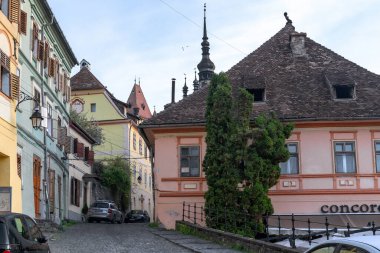 SIGHISOARA, ROMANIA - 2 Mayıs 2023: Bu kalenin kale duvarlarını çevreleyen eski şehir.