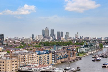 LONDON, GREAT BRITAIN - 16 Mayıs 2014: Bu Thames Nehri 'nin havadan görünüşü ve Köpekler Adası' nın modern gelişimi 