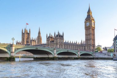 LONDON, GREAT BRITAIN - 18 Mayıs 2014: Bu Westminster Köprüsü ve İngiliz Parlamentosu 'nun neo-gotik binasının manzarası.