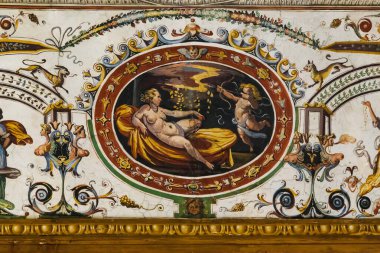 FLORENCE, İTALYA - 18 Eylül 2018: Bu, dünyaca ünlü Uffizi Galerisi 'nin koridorlarından birinin tavan tablosunun bir parçası..