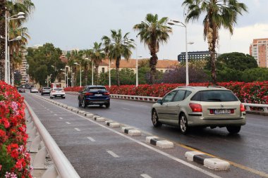 VALENCIA, İSPA - 18 Mayıs 2017: Bu Turia Bahçeleri üzerinde renkli modern bir çiçek köprüsü.