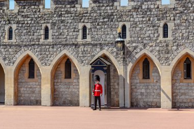 Windsor, Büyük Britanya - 19 Mayıs 2014: Bu geleneksel form Windsor Castle görev ayı şapkalı bir Kraliyet Muhafızı olduğu.