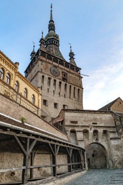 SIGHISOARA, ROMANIA - 2 Mayıs 2023: Bu Ortaçağ Kalesi Saat Kulesi 'nin kapısına bir geçit.