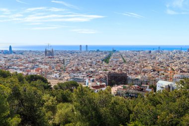 BARCELONA, İSPAN - 13 Mayıs 2017: Park Guell 'in yükseklerinden şehrin panoramik görüntüsü.