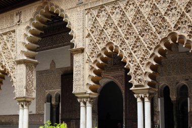 SEVILLE, İSPAN - 21 MAYIS. 2017: Bu, Alcazar 'daki Berberi Sarayı' nın Bakire Sarayı 'nın mimari bir parçası..