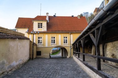 SIGHISOARA, ROMANIA - 2 Mayıs 2023: Ortaçağ kalesinden çıkış kapısı.