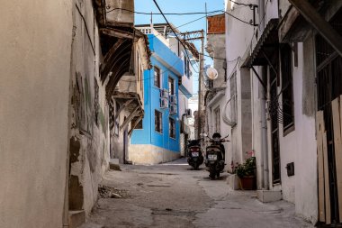 KUSADASI, TURKEY - 2 Haziran 2021: Bu Sevda Tepesi 'ne yükselen eski şehrin turistik olmayan sokaklarından biri.