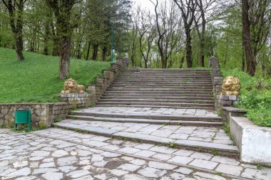 KAMENETS-PODOLSKY, UKRAINE - 26 Nisan 2023: Bu bir merdiven, yamaçlardaki şehir parkı alanına aslan heykelleriyle süslenmiş,.