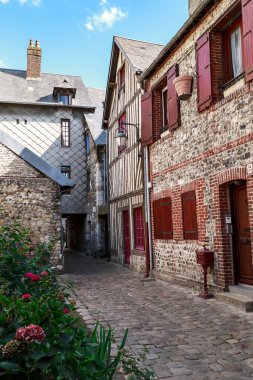 HONFLEUR, FRANCE - 1 Eylül 2019 Burası eski bir Norman kasabasında kasapların dükkanlarının bulunduğu küçük bir ortaçağ caddesi..