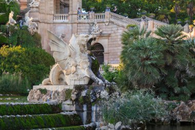 BARCELONA, İspanya - 12 Mayıs 2017: Bu Ciutadella Parkı 'ndaki Büyük Şelale Çeşmesi' ndeki fantastik deniz ejderhalarının heykellerinden biri..