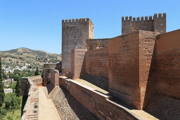 Granada, İspanya - 20 Mayıs 2017: Bunlar Alhambra 'daki Kızıl Kale' nin Fas kalesinin duvarları..