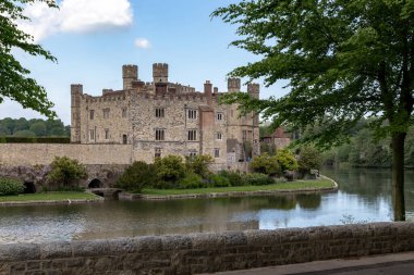 Leeds Castle, GREAT BRITAIN - 15 MAT 2014: Bu, İngiliz kırsal kesiminin arka planına karşı ünlü ortaçağ şatosunun görüntüsü.