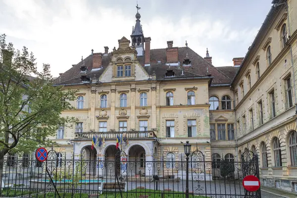 SIGHISOARA, ROMANIA - 2 Mayıs 2023: 19. yüzyılın sonunda inşa edilen belediye binası.