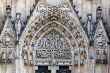 PRAG, CZECH - 26 Ekim 2023: Bu, Gotik St. Vitus Katedrali 'nin merkez portalının bir parçasıyla.