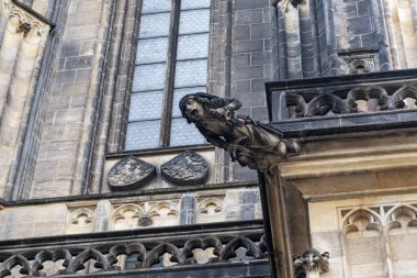 PRAG, CZECH - 26 Ekim 2023 Gotik St. Vitus Katedrali 'ndeki heykellerden biri..