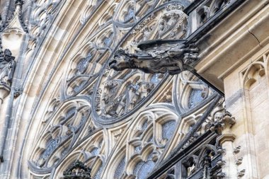 PRAG, CZECH - 26 Ekim 2023 Gotik St. Vitus Katedrali 'ndeki heykellerden biri..