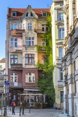 WROCLAW, POLAND - 4 Kasım 2023: Bu, 19. yüzyılın sonları - 20. yüzyılın başlarına ait mimari özelliklere sahip eski şehrin yerleşim yerlerinden biri..