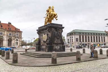 DRESDEN, GERMANY - 3 Kasım 2023: Altın Süvari Saksonya ve Polonya 'nın Seçmenleri için bir anıttır, Güçlü Augustus, Neustedtermarkt meydanında.