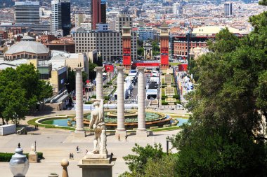 BARCELONA, İspanya - 16 Mayıs 2017: Montjuic Çeşmesi ve İspanya Meydanı 'nın Montjuic Dağı' nın tepesinden manzarası.