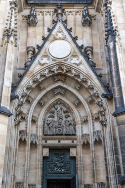 PRAG, CZECH - 26 EKİM 2023: bu Aziz Vitus Katedrali 'nin Gotik cephesinin yan kapısından.
