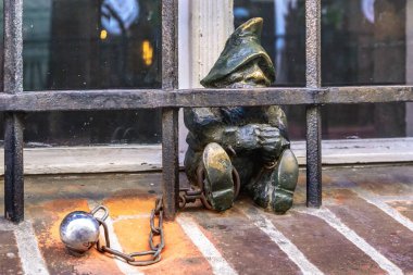 WROCLAW, POLAND - 4 Kasım 2023: Bu şehrin ortaçağ hapishanesindeki bir cüce mahkumun sembolik bronz biblosu..