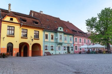 SIGHISOARA, ROMANIA - 2 MAYIS 2023 Burası bir ortaçağ şehrinde bir kale içinde.