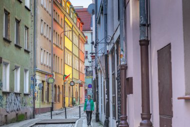 WROCLAW, POLAND - 4 Kasım 2023: Bu eski şehrin dar sokaklarından biri.