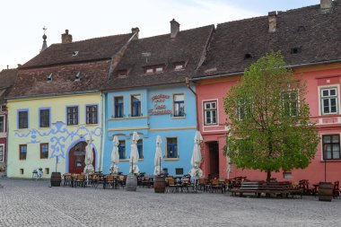 SIGHISOARA, ROMANIA - 2 Mayıs 2023: Bu bir bahar sabahı erken saatlerde kalenin içindeki bir ortaçağ şehrinde Kale 'nin bir parçası,