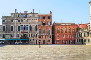 Venedik, İtalya - 10 Eylül 2018 Bunlar Castello bölgesindeki Santa Maria Formosa Meydanı 'ndaki tarihi evler..