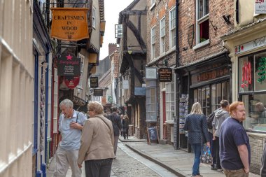 YORK, GREAT BRITAIN - 9 Eylül 2014: Bu eski bir ortaçağ dar Shambles Caddesi 'nde çok sayıda küçük dükkan, turist dereleri ile dolu bir sahne.