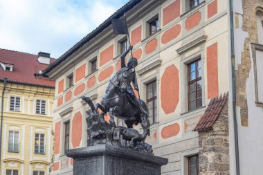 PRAG, CZECH - 26 Ekim 2023: Bu Prag Şatosu 'nda (14. yüzyıl) Aziz George' un bir ortaçağ binicilik heykeli.