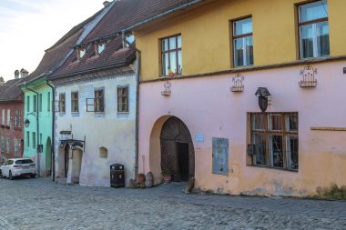 SIGHISOARA, ROMANIA - 2 Mayıs 2023: Bu bir bahar sabahı erken saatlerde kalenin ortaçağ yerleşim sokaklarından biridir.