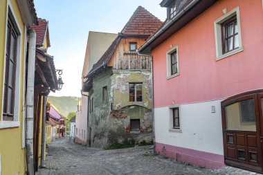 SIGHISOARA, ROMANIA - 2 Mayıs 2023: Bu bir bahar sabahı erken saatlerde kalenin ortaçağ yerleşim sokaklarından biridir.