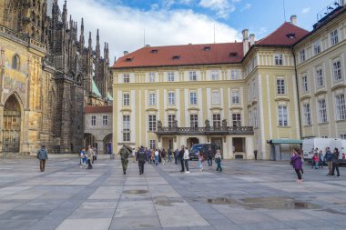 PRAG, CZECH - 26 Ekim 2023 Burası Prag Kalesi 'nin Eski Kraliyet Sarayı' nın bulunduğu üçüncü avlusu..