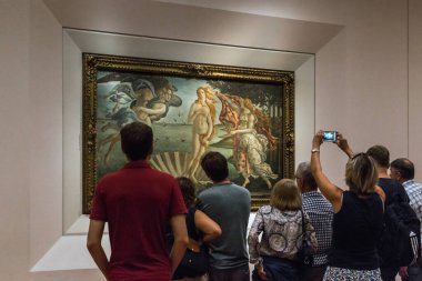 FLORENCE, ITALY - 18 Eylül 2018: Tanımlanamayan ziyaretçiler Uffizi Galerisi 'nin salonlarından birinde dünya sanat şaheserlerine bakıyorlar.