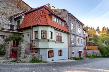 SIGHISOARA, ROMANIA - 2 Mayıs 2023: Bu şehrin ortaçağ kalesinin duvarları yakınında stilize edilmiş bir yerleşim yeri.