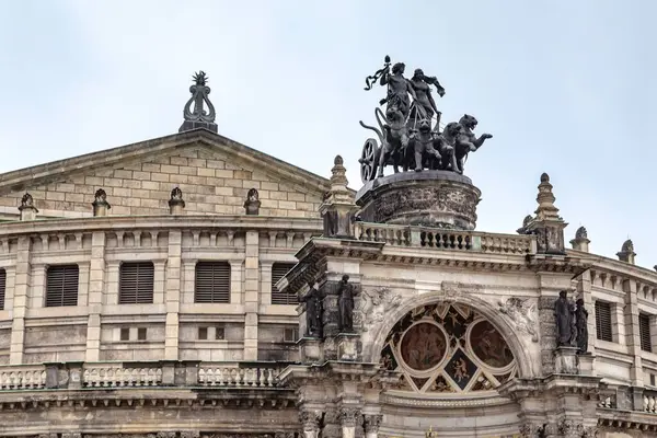 DRESDEN, GERMANY - 3 Kasım 2023: Bu, Yunan tanrısı Dionysus ve eşi Ariadne tarafından operanın pediküründe sürülen, panterli bronz bir savaş arabası..