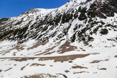 ROMANIA - 2 Mayıs 2023: Bu Transfagarasan otoyolunun bir parçası, yılın çoğu karla kaplı.