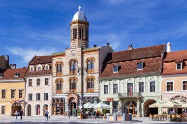 BRASOV, ROMANIA - 2 Mayıs 2023: Bu, Kutsal Bakire Meryem Varsayımı Kilisesi 'ne bir ev geçişi ile Şehir Meydanı' nın gelişiminin bir parçası.