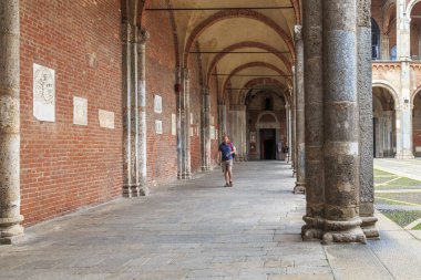 MILAN, ITALY - 17 Mayıs 2018: Bu, San Ambrogio Bazilikası 'nın (12. yüzyıl) avlusundaki kapı.).