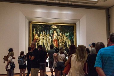 FLORENCE, ITALY - 18 Eylül 2018: Tanımlanamayan ziyaretçiler Uffizi Galerisi 'nin salonlarından birinde dünya sanat şaheserlerine bakıyorlar.