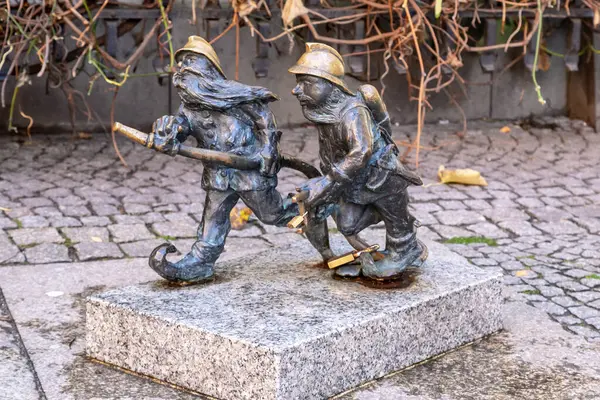 WROCLAW, POLAND - 4 Kasım 2023 Bunlar bir şehir caddesindeki Cüce İtfaiyecilerin sembolik bronz heykelleri..