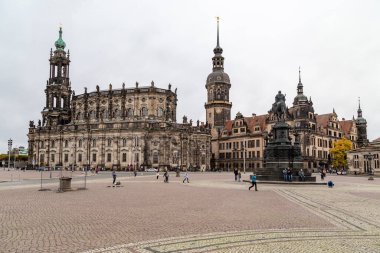 DRESDEN, ALMANY - 3 Kasım 2023: bu Dresden Şatosu ve Hofkirche 'nin Tiyatro Meydanı manzarası.