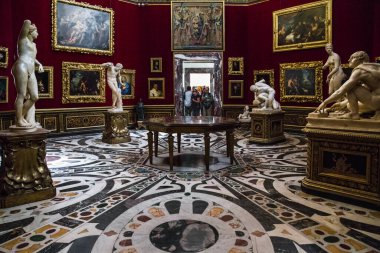 FLORENCE, ITALY - 18 EPTEMBER 2018: Bu aslen Medici ailesinin sanatsal hazinelerini barındıran Uffizi Tribune sekizgen salonu.
